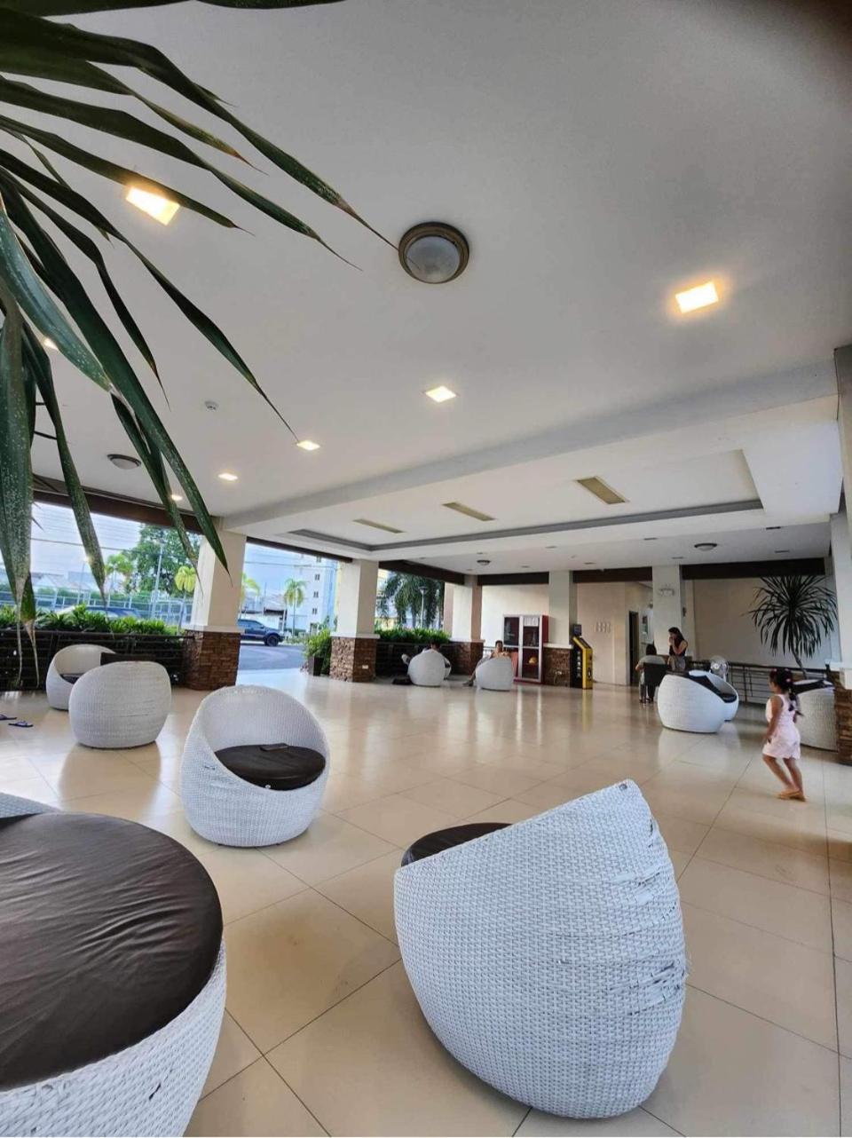 8 Spatial Condominium Davao Экстерьер фото